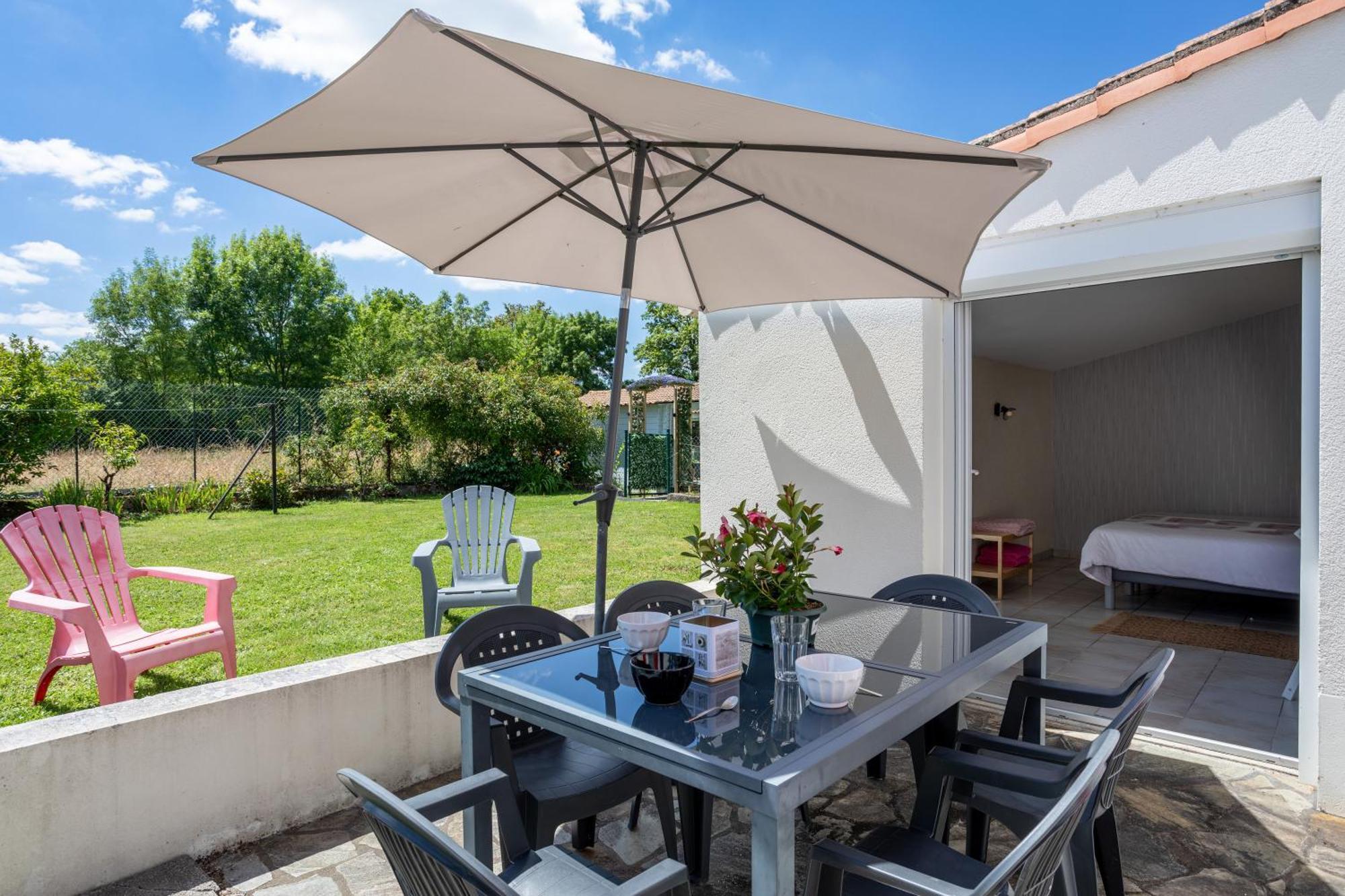 Au Milieu Des Vignes Guest House Chateauthebaud Luaran gambar
